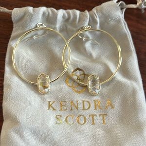 New Kendra Scott Elora Hoop Gold Earrings with Ivory Pearl stones. NWOT.